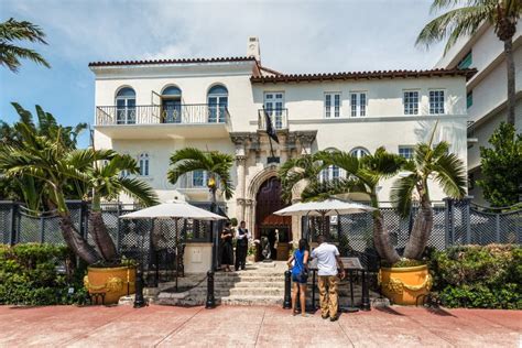 villa versace miami spiaggia